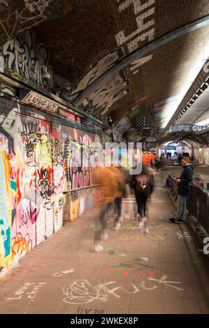 Die fantastischen Kunstwerke und Graffiti im Leake Street Tunnel, London. Stockfoto