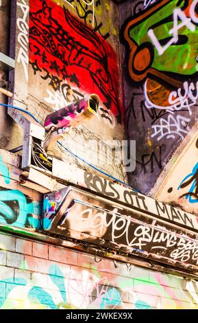 CCTV-Kamera mit Graffiti bedeckt und umgeben von Straßenkunst im Leake Street Tunnel, London. Stockfoto