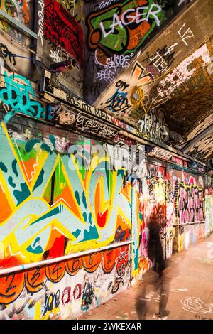 CCTV-Kamera mit Graffiti bedeckt und umgeben von Straßenkunst im Leake Street Tunnel, London. Stockfoto