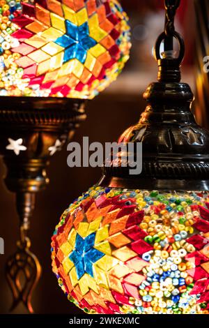 Traditionelle bunte türkische Lampen im Verkauf bei Badewanne Weihnachtsmarkt. Stockfoto