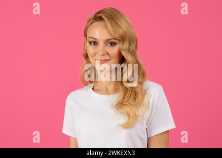 Porträt einer hübschen blonden jungen Dame, die mit süßem Lächeln aussieht Stockfoto