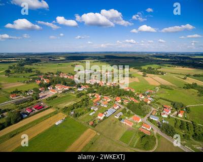 Luftbild des schönen Dorfes Budry, Mazury, Polen (ehemalige Buddern, Ostpreussen) Stockfoto