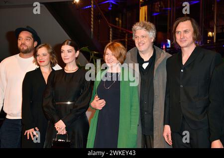 Ronald Zehrfeld, Saskia Rosendahl, Anna Bederke, Corinna Harfouch, Matthias Glasner und Lars Eidinger bei der Premiere des Kinofilms 'Sterben / Dying' auf der Berlinale 2024 / 74. Internationale Filmfestspiele Berlin im Berlinale Palast. Berlin, 18.02.2024 Stockfoto