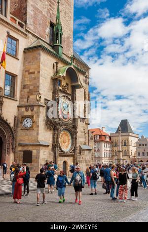 Touristen auf dem Altstädter Ring in Prag mit der berühmten astronomischen Uhr Stockfoto