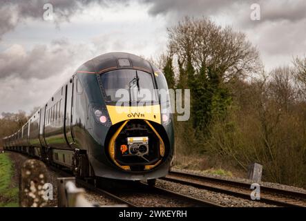 Die British Rail Class 802, die von der Great Western Railway betrieben wird, fährt bis zum Bahnhof Great Bedwyn und blickt auf den hinteren Antriebswagen. Stockfoto