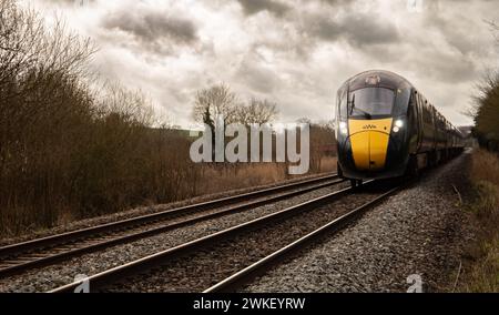 Die British Rail Class 802, die von der Great Western Railway betrieben wird, fährt bis zum Bahnhof Great Bedwyn in der Nähe von Marlborough Wiltshire UK Stockfoto