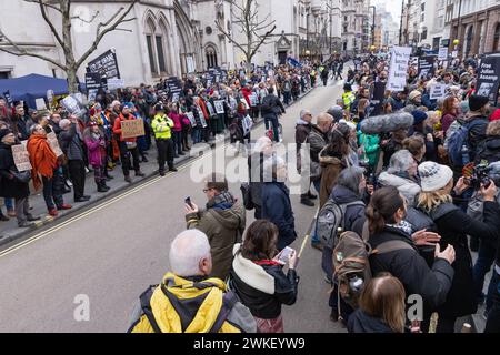 London, Großbritannien. Februar 2024. Die Anhänger des Wikileaks-Gründers Julian Assange versammeln sich vor den Royal Courts of Justice, bevor er am ersten Tag seiner letzten Berufung gegen die Entscheidung des ehemaligen Innenministers im Jahr 2022, ihn an die Vereinigten Staaten auszuliefern, um Anklagen nach dem US-Spionage Act zu erheben. Quelle: Mark Kerrison/Alamy Live News Stockfoto