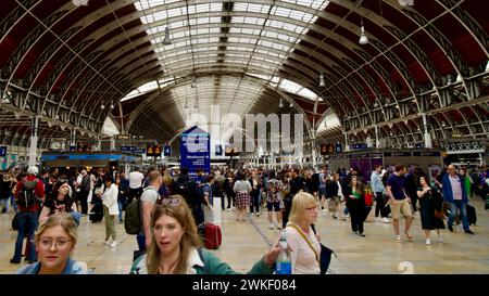 Das geschäftige Treiben des Bahnhofs Paddington, während Pendler und Reisende durch den Bahnhof fahren. Stockfoto