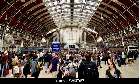 Das geschäftige Treiben des Bahnhofs Paddington, während Pendler und Reisende durch den Bahnhof fahren. Stockfoto