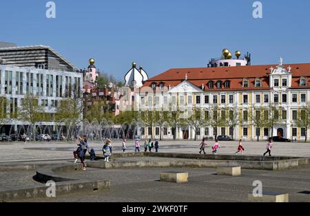 18.04.2018 Domplatz Deutschland/Sachsen Anhalt/Magdeburg/Innenstadt/Domviertel/Domplatz/ in der Mitte im Hintergrund das Hundertwasserhaus die Grüne Zitadelle/im Vordergrund rechts der Landtag von Sachsen Anhalt/ im Vordergrund Passanten/ Kinder spielen am Springbrunnen/ ***Nutzung nur redaktionell***/ *** 18 04 2018 Domplatz Deutschland Sachsen Anhalt Magdeburg Stadtzentrum Domviertel Domplatz in der Mitte im Hintergrund das Hundertwasserhaus das Grüne Zitadelle im Vordergrund rechts der landtag von Sachsen Anhalt im Vordergrund Passanten Kinder spielen am Brunnen verwenden Sie fo Stockfoto