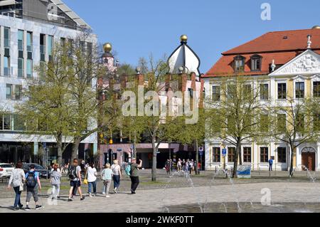 18.04.2018 Domplatz Deutschland/Sachsen Anhalt/Magdeburg/Innenstadt/Domviertel/Domplatz/ in der Mitte das Hundertwasserhaus, die Grüne Zitadelle/rechts der Landtag von Sachsen Anhalt/ im Vordergrund Passanten/ Besucher/ Touristen gehen über den Platz, vorbei am Springbrunnen/ ***Nutzung nur redaktionell***/ *** 18 04 2018 Domplatz Deutschland Sachsen Anhalt Magdeburg Stadtzentrum Domviertel Domplatz in der Mitte das Hundertwasserhaus, die Grüne Zitadelle rechts der landtag von Sachsen Anhalt im Vordergrund Passanten Besucher Touristen laufen über den Platz, vorbei am Brunnen uns Stockfoto