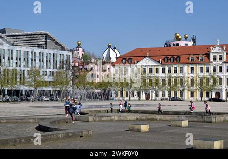 18.04.2018 Domplatz Deutschland/Sachsen Anhalt/Magdeburg/Innenstadt/Domviertel/Domplatz/ in der Mitte im Hintergrund das Hundertwasserhaus die Grüne Zitadelle/im Vordergrund rechts der Landtag von Sachsen Anhalt/ im Vordergrund Passanten/ Kinder spielen am Springbrunnen/ ***Nutzung nur redaktionell***/ *** 18 04 2018 Domplatz Deutschland Sachsen Anhalt Magdeburg Stadtzentrum Domviertel Domplatz in der Mitte im Hintergrund das Hundertwasserhaus das Grüne Zitadelle im Vordergrund rechts der landtag von Sachsen Anhalt im Vordergrund Passanten Kinder spielen am Brunnen verwenden Sie fo Stockfoto