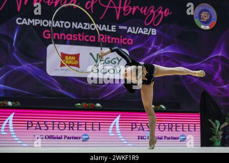 Chieti, Italien. Februar 2024. Viktoriia Onopriienko von Armonia D'Abruzzo während der Rhythmischen Gymnastik FGI Serie A1 2024 in PalaTricalle, Chieti, Italien am 17. Februar 2024 Credit: Independent Photo Agency/Alamy Live News Stockfoto