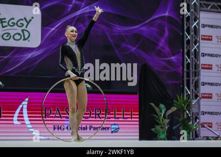 Chieti, Italien. Februar 2024. Viktoriia Onopriienko von Armonia D'Abruzzo während der Rhythmischen Gymnastik FGI Serie A1 2024 in PalaTricalle, Chieti, Italien am 17. Februar 2024 Credit: Independent Photo Agency/Alamy Live News Stockfoto