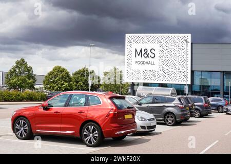 M&S Food Hall modernes Gebäude und Geschäft Front Marks and Spencer im Einzelhandel Lebensmittelgeschäft kostenloses Food Hall Shoppers Parkplatz in Chelmsford Essex England Großbritannien Stockfoto