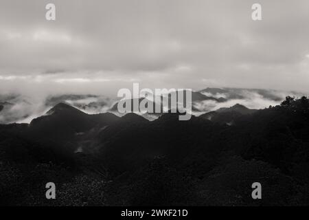 Blick auf Hyakken-gura '3600 Gipfel von Kumano Kodo' nach Regen, Kumano Kodo Nakahechi Pilgerroute, Wakayama, Japan Stockfoto