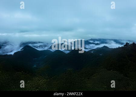 Blick auf Hyakken-gura '3600 Gipfel von Kumano Kodo' nach Regen, Kumano Kodo Nakahechi Pilgerroute, Wakayama, Japan Stockfoto