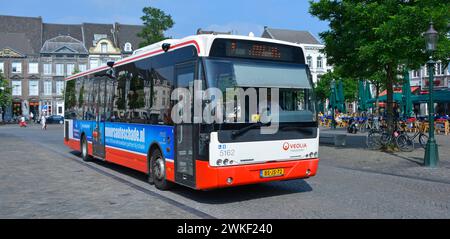 Maastricht City Eindeckerbus, betrieben von Veolia Transportunternehmen Nahaufnahme Fahrt auf Kopfsteinpflaster Limburg Niederlande Europa EU Stockfoto