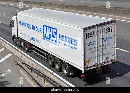 VIELEN DANK AN UNSEREN NHS-HELDEN aus der Vogelperspektive mit Coronavirus-Schriftzug seitlich hinten & hinten Ball Trucking Transportwagen Business Sattelanhänger lkw LKW M25 Autobahn U Stockfoto