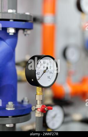 Ausrüstung für Manometer und Kesselraum. Rohre, Manometer, Zapfhähne. Selektiver Fokus. Stockfoto