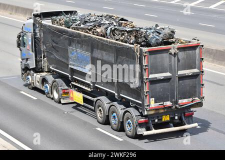 Renault LKW in Bewegung offener Auflieger mit Kippauflieger LKW Kombination Antenne Seite hinten Rückansicht Ladung von Schrott auf der Autobahn M25 England Großbritannien Stockfoto