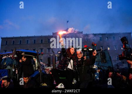 Athen, Athen, Griechenland. Februar 2024. Landwirte aus ganz Griechenland versammelten sich auf dem Syntagma-Platz, um gegen die hohen Produktionskosten, die Agrargesetze der EU, die Agrargesetze, die EU-Behörden und die EU-Behörden zu protestieren. und die vollständige Entschädigung für die von den verheerenden Überschwemmungen in Thessalien betroffenen Gebiete zu fordern.Neben den Landwirten nahmen auch Arbeiter aus verschiedenen Sektoren an der Demonstration Teil.in Athen kamen die Bauern mit ihren Traktoren und auch gecharterten Bussen an. (Kreditbild: © Giorgos Arapekos/ZUMA Press Wire) NUR REDAKTIONELLE VERWENDUNG! Nicht für kommerzielle ZWECKE! Stockfoto