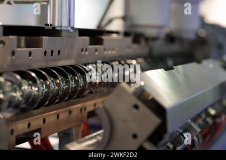 Einzelschnecken-Kunststoff-Extrudermaschine Nahaufnahme. Selektiver Fokus. Stockfoto