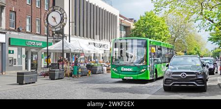 Brentwood Essex High Street Shops Town Clock Marks & Spencer Store Green Single Decker Bus kostenloser Parkplatz Straßenstände Spring Trees England UK Stockfoto