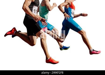 Drei männliche Athleten sprinten auf der Strecke, Muskeln gespannt, hart im Wettkampf, isoliert auf weißem Hintergrund Stockfoto