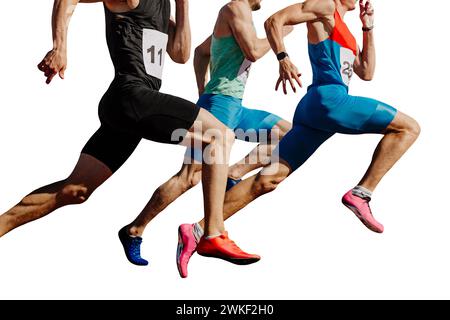 Drei männliche Athleten sprinten auf der Strecke, Muskeln gespannt, hart im Wettkampf, isoliert auf weißem Hintergrund Stockfoto