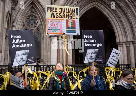 Am ersten Tag, an dem Julian Assange vor dem britischen High Court seinen letzten Antrag auf Berufung gegen seine Auslieferung an die USA abgibt, zeigen Anhänger des Wikileaks-Gründers ihre Unterstützung am 20. Februar 2024 in London, England. Assange, der wegen Krankheit nicht persönlich vor Gericht anwesend war, befindet sich seit 2019 in einem britischen Gefängnis, gesucht in den USA wegen der Veröffentlichung geheimer Militärakten in den Jahren 2010 und 2011. Stockfoto