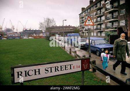 Rich Street Social Contrast East End of London 1980s UK. Städtische Armut asiatischer Vater und Kind. Limehouse, London, England September 1989. HOMER SYKES Stockfoto