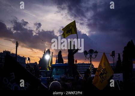 Athen, Athen, Griechenland. Februar 2024. Landwirte aus ganz Griechenland versammelten sich auf dem Syntagma-Platz, um gegen die hohen Produktionskosten, die Agrargesetze der EU, die Agrargesetze, die EU-Behörden und die EU-Behörden zu protestieren. und die vollständige Entschädigung für die von den verheerenden Überschwemmungen in Thessalien betroffenen Gebiete zu fordern.Neben den Landwirten nahmen auch Arbeiter aus verschiedenen Sektoren an der Demonstration Teil.in Athen kamen die Bauern mit ihren Traktoren und auch gecharterten Bussen an. (Kreditbild: © Giorgos Arapekos/ZUMA Press Wire) NUR REDAKTIONELLE VERWENDUNG! Nicht für kommerzielle ZWECKE! Stockfoto