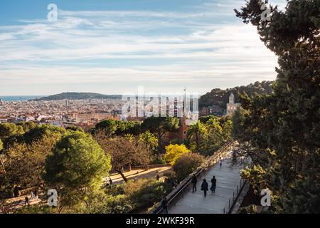 Barcelona Stadt, Panoramablick vom Park Güell mit Montjuic und mittelmeer im Hintergrund Stockfoto