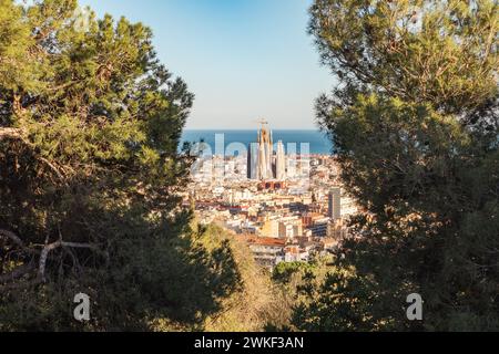 Spanien, Barcelona Stadt. Sagrada Familia Panoramablick, Meer und blauer Himmel. Stockfoto
