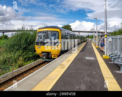 Ein GWR-Zug fährt in den Portway Park und fährt mit einem neuen Bahnhof auf der Severn Beach Line zwischen Bristol Temple Meads und Severn Beach UK Stockfoto