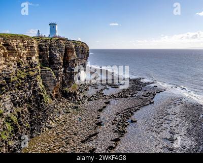 Nash Point Leuchtturm mit niedrigem Turm und dem Hauptleuchtturm dahinter an der Glamorgan Heritage Coast South Wales UK Stockfoto