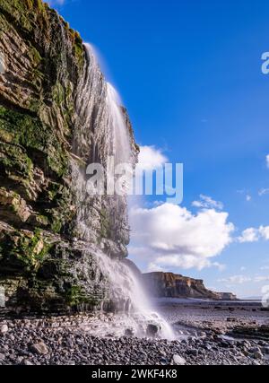 CWM Mawr Wasserfall mit Blick auf Nash Point an der Jurassic Glamorgan Heritage Coast in Südwales Stockfoto