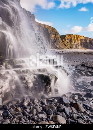 CWM Mawr Wasserfall mit Blick auf Nash Point an der Jurassic Glamorgan Heritage Coast in Südwales Stockfoto