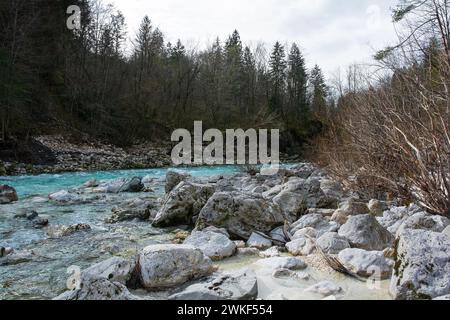 Fluss Soca bei Kal-Koritnica, Gemeinde Bovec, Primorska oder Littoral Region, NW Slowenien. Dieser Alpenfluss fließt aus dem Trentatal in den Julischen Alpen Stockfoto