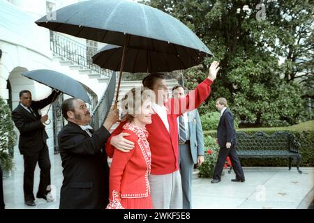 Präsident Ronald Reagan und Nancy Reagan, die aus dem George Washington Hospital, 1981 (nach einem Attentat), ins Weiße Haus zurückkehrten, Foto des Weißen Hauses Stockfoto