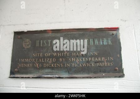 Schild mit dem Standort des White Hart Inn, Southwark, London, England, Vereinigtes Königreich. Stockfoto