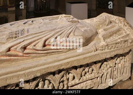 Steinsarkophag im Kolegiat San Miguel römisch-katholische Kirche Aguilar de Campoo Palencia Kastilien und Leon Spanien Stockfoto