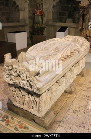 Steinsarkophag im Kolegiat San Miguel römisch-katholische Kirche Aguilar de Campoo Palencia Kastilien und Leon Spanien Stockfoto