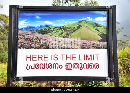 Schild am Eravikulam-Nationalpark munnar mit der Zugangsbeschränkung für Touristen im Park, munnar, kerala, indien Stockfoto