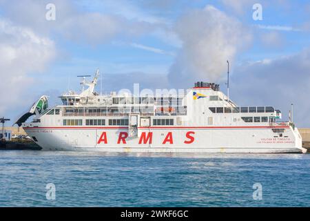 Corralejo, Spanien, 15. Februar 2024: Volcan de Tindaya ist eine Roll-on-Roll-off-Passagierfähre der spanischen Reederei Naviera Armas Stockfoto