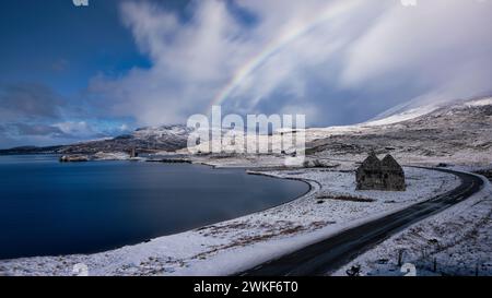 Ardvreck Castle und Calda House am Loch Assynt in den North West Highlands von Schottland Stockfoto