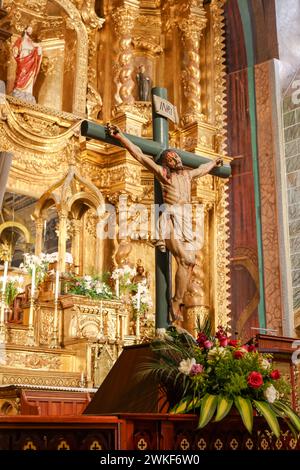 Jesus Christus ist ein gekreuzigter Status (eine alte Holzskulptur) in einer Kirche in Quito Ecuador Stockfoto