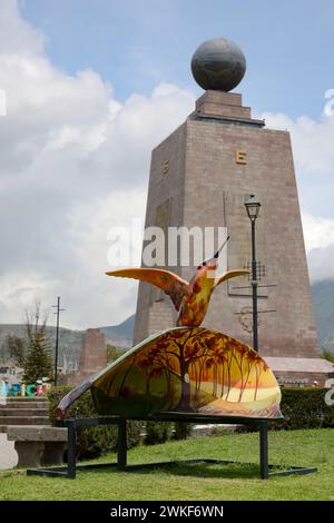 Quito, Ecuador - 22. März 2023: Das Denkmal für den Bau der Äquatoriallinie in Mitad del Mundo (Mitte der Welt), Quito, Ecuador. Stockfoto