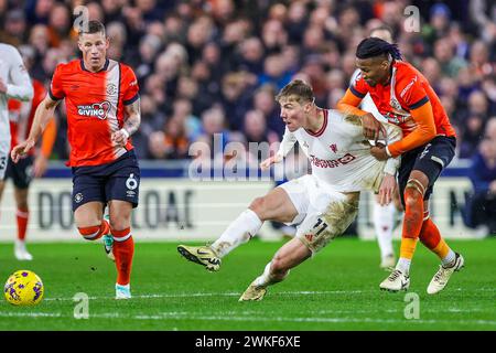 Rasmus Hojlund (11) von Manchester United und Ross Barkley, Gabriel Osho von Luton Town während des Premier League-Spiels zwischen Luton Town und Manchester United in der Kenilworth Road, Luton, England am 18. Februar 2024. Stockfoto